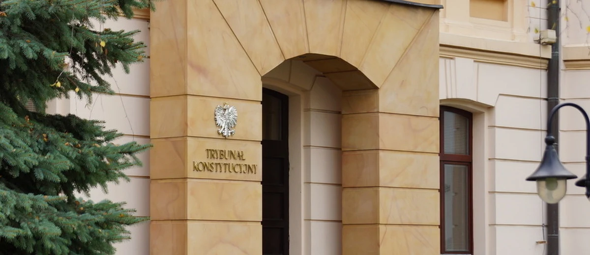 "Opublikowanie trzech dotychczas niepublikowanych orzeczeń wydanych z naruszeniem prawa przez TK przewiduje złożony w czwartek w Sejmie projekt PiS nowelizacji przepisów ustaw o organizacji Trybunału Konstytucyjnego i statusu jego sędziów" - poinformował poseł PiS Marek Ast. I podkreślił: "Zdecydowaliśmy się na taką nowelizację, by zakończyć spór i te bezzasadne oskarżenia, że orzeczenia nie są publikowane".