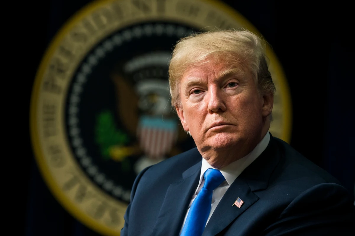 To może być początek wojny handlowej między Stanami Zjednoczonymi a Chinami. Donald Trump podpisał memorandum, które uruchomi sankcje handlowe wobec Pekinu, obejmujące cła odwetowe i ograniczenie inwestycji. Wartość wszystkich tych obostrzeń szacuje się na 50 miliardów dolarów. Po podpisaniu memorandum Pekin - który już wcześniej ostrzegał, że rozważa środki odwetowe - zaostrzył retorykę. "Chiny nie chcą wojny handlowej, ale się przed nią nie cofną" - ogłosiła ambasada tego kraju w Waszyngtonie.