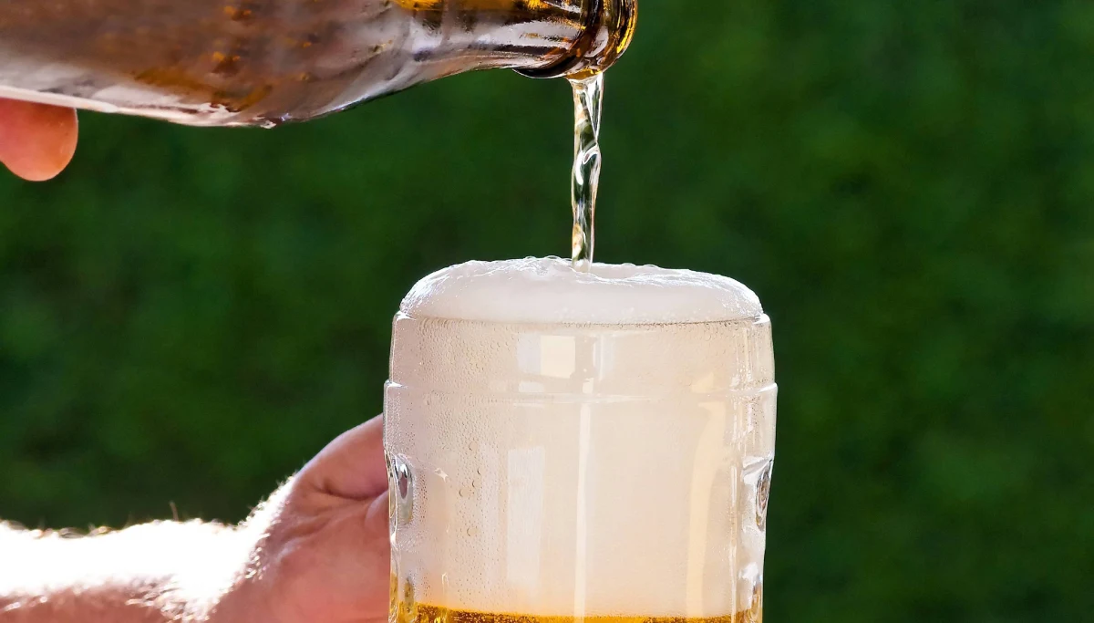 Bulwary wiślane będą obszarem wyłączonym z zakazu spożywania alkoholu - zdecydowali stołeczni radni. Na bulwarach mają pojawić się alkomaty, a także miejscy edukatorzy.