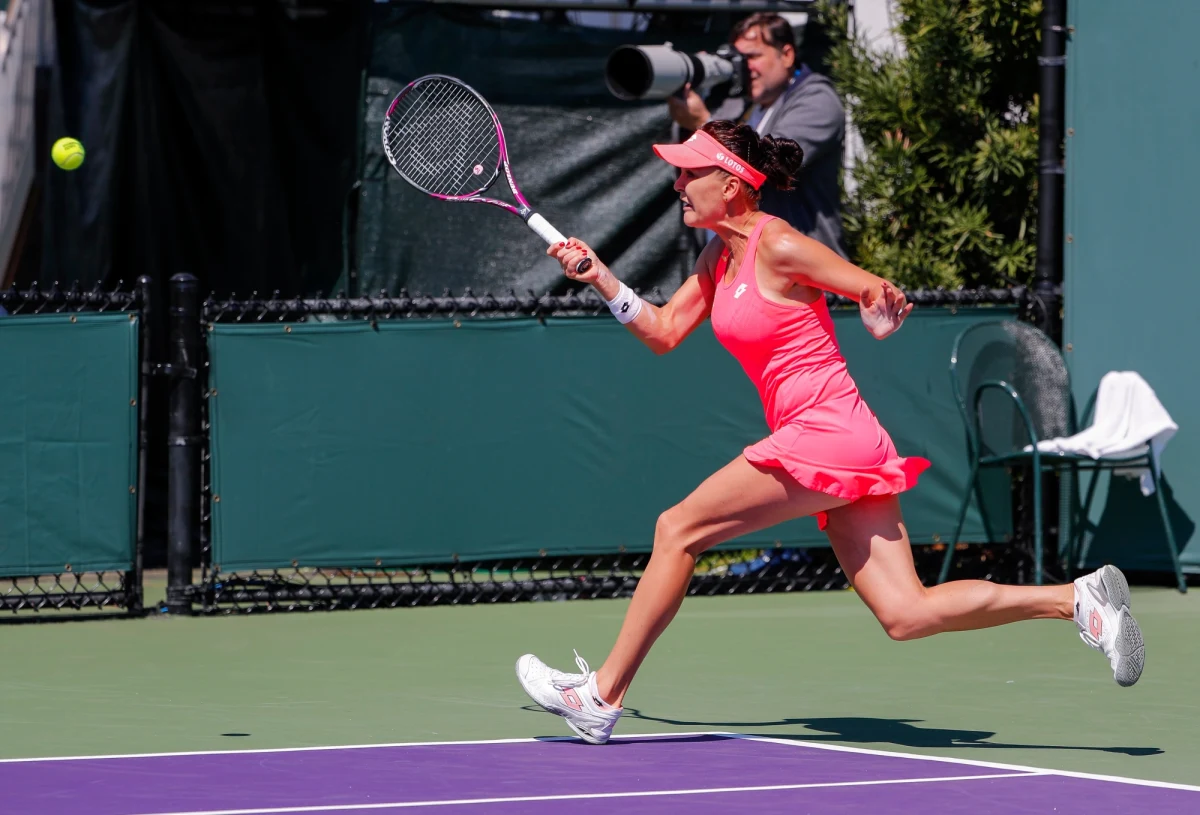 Rozstawiona z "30" Agnieszka Radwańska pokonała belgijską tenisistkę Alison van Uytvanck 6:3, 7:6 (7-4) w 2. rundzie turnieju WTA rangi Premier Mandatory w Miami. Jej kolejną rywalką będzie liderka światowego rankingu Rumunka Simona Halep, która z trudem pokonała 98. w klasyfikacji WTA Francuzkę Oceane Dodin 3:6, 6:3, 7:5.