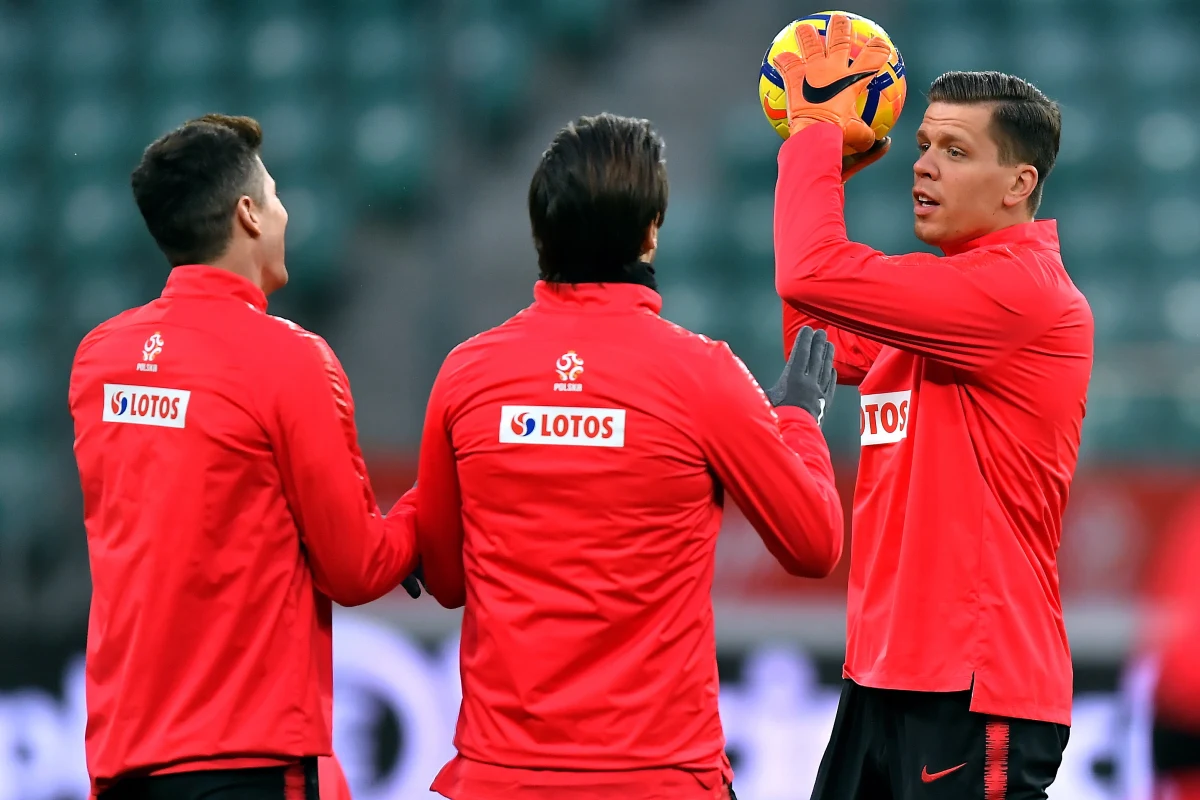 Humory dopisywały kadrowiczom Adama Nawałki w trakcie treningu na murawie Stadionu Miejskiego we Wrocławiu, gdzie w piątek zmierzą się towarzysko z Nigerią. Żarty stroili sobie między innymi Robert Lewandowski i Wojciech Szczęsny. W pewnym momencie z płyty boiska wysunęły się... zraszacze, ale w przeprowadzeniu zajęć to nie przeszkodziło.