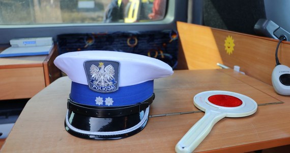 30-latek zmarł po czwartkowej, wieczornej interwencji policji w Przecławiu koło Szczecina. Mężczyzna miał być agresywny. Miał zaatakować funkcjonariuszy, którzy użyli paralizatora. Rozpoczęły się już postępowania wyjaśniające w tej sprawie. Wszczęły je zarówno policja jak i MSWiA. 