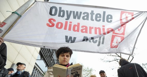 Nocny atak na miasteczko namiotowe przed Sejmem. Dwóch agresywnych mężczyzn wdarło się do jednego z namiotów, rozbitych przez demonstrantów z organizacji Obywatele Solidarnie w Akcji. Zrywali transparenty, próbowali bić aktywistów, wobec jednego użyli gazu pieprzowego. Sprawcy zostali zatrzymani. Po przesłuchaniu zostali zwolnieni. 