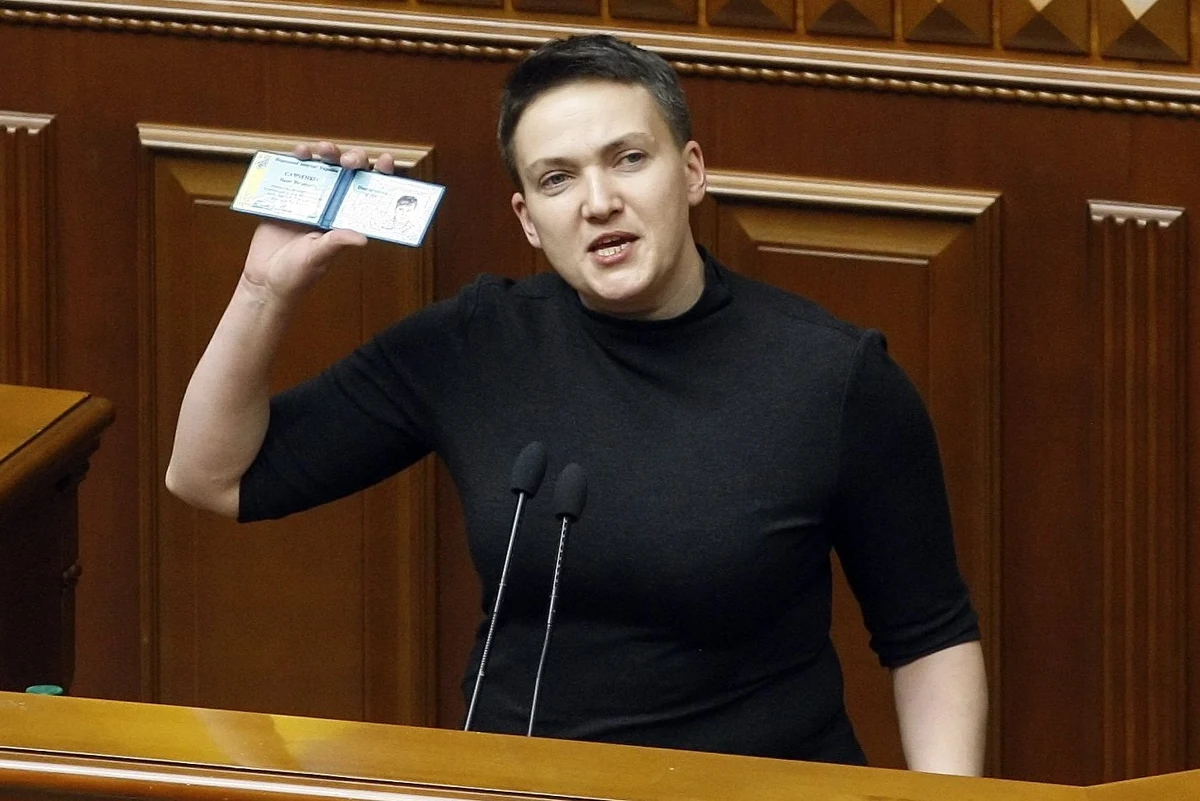 ​Zatrzymana w czwartek w Kijowie ukraińska deputowana Nadija Sawczenko, której prokuratura postawiła zarzuty przygotowywania zamachu stanu i ataku na siedzibę Rady Najwyższej (parlamentu) Ukrainy, ogłosiła w piątek głodówkę. "Od dziś prowadzę głodówkę" - powiedziała Sawczenko na sali sądowej. "To mi już nie straszne, już to przechodziłam" - dodała.