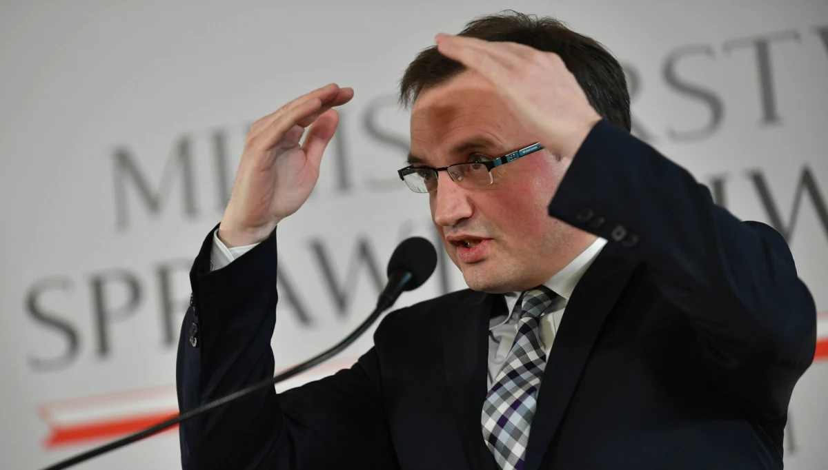 Wygląda na to, że zasada "ani kroku w tył" przestała w tym tygodniu obowiązywać. Rządzący nie tylko "odpuścili" sprawy, w których nigdy dotąd nie było mowy o ustępstwach, ale w niektórych z nich wręcz się wycofują. Być może obserwujemy przesilenie, którego efektem będzie istotna zmiana w rządzie.