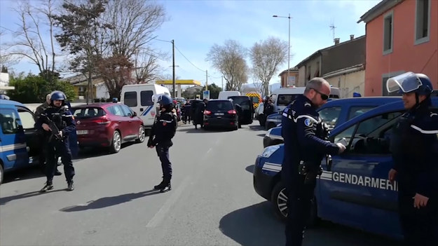Uzbrojony napastnik ostrzelał policjantów, a następnie wziął zakładników w supermarkecie w Trèbes, gdzie również padły strzały. "To był akt terroru" - oświadczył francuski premier Edouard Philippe. Jak wynika z najnowszych doniesień, nie żyją prawdopodobnie dwie osoby, a około 12 zostało rannych. Napastnik domaga się uwolnienia sprawcy zamachu z Paryża.