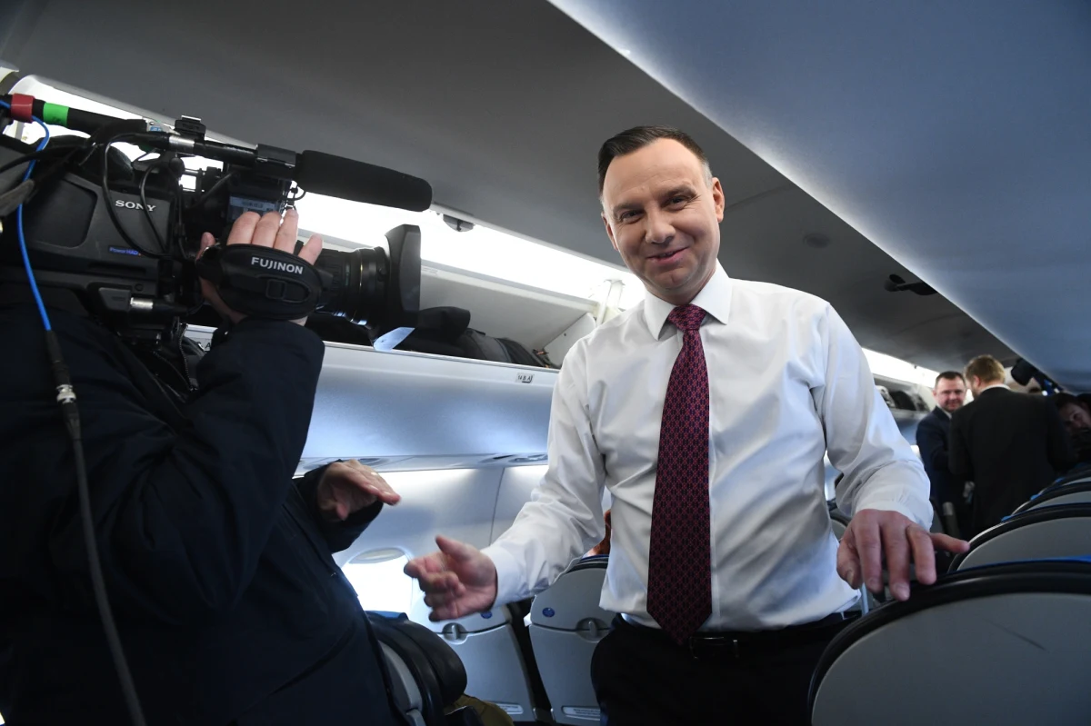 Czy prezydent Andrzej Duda powinien wychodzić przed szereg i nazbyt pośpiesznie deklarować, że nie pojawi się na uroczystej inauguracji tegorocznych finałów mistrzostw świata w piłce nożnej, które zostaną rozegrane w Rosji? 