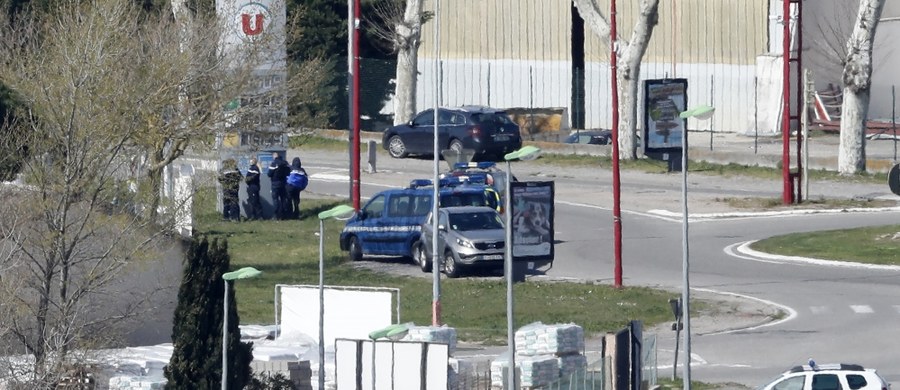 Islamski terrorysta, który przetrzymywał zakładników w supermarkecie w Trebes, został zastrzelony przez policjantów, którzy przeprowadzili szturm na budynek - informuje BFM TV. W miasteczku Trebes w departamencie Aude na południu Francji, w pobliżu Carcassonne zginęły cztery osoby, w tym napastnik. Dwóch policjantów jest rannych. "Wszystko wskazuje na akt terroru" - powiedział prezydent Francji Emmanuel Macron. Napastnik, Marokańczyk, który był znany policji ze względu na wykroczenia i posiadanie broni, ale podejrzewany również o radykalizację, zabił jedną osobę strzałem w głowę w Carcassonne, kilka kilometrów od Trebes.