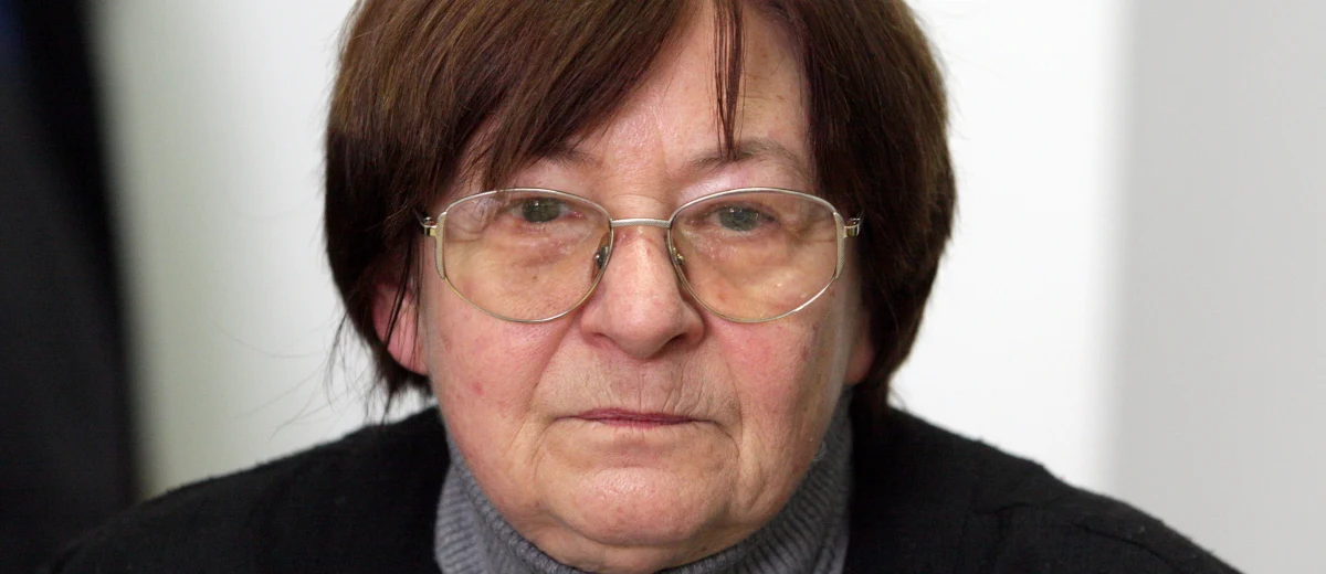 „Jest mi bardzo miło, że ta ustawa została podpisana” – tak o ustanowieniu 24 marca Narodowym Dniem Pamięci Polaków ratujących Żydów pod okupacją niemiecką mówiła w Popołudniowej rozmowie w RMF FM Janina Zgrzembska, córka Ireny Sendlerowej. Przyznała jednak, że ma z tą ustawą „lekki zgrzyt”. „Podpisano ustawę honorującą sprawiedliwych, ratujących Żydów, a jednocześnie nie widzi się sztandarów ‘Polska tylko dla Polaków’. Dla mnie to jest dysonans” – mówiła. Wspominała, że jej mama nie chciała, by nazywano ją bohaterką. „Mówiła: Robiłam to, bo tak mnie nauczono w domu, by tonącemu podać rękę i nie liczy się pochodzenie, religia, liczy się człowiek” - wspominała. Uważa, że jeśli 24 marca ma być faktycznie świętem, „to musi być nie tylko świętem ludzi znanych z imienia i nazwiska, ale wszystkich tych, którzy pomagali, którzy współpracowali bezimiennie czasem, którzy niekiedy przeprowadzali jedynie żydowskie dziecko z ulicy na ulicę, z bramy do bramy” – mówiła rozmówczyni RMF FM. „Żeby uratować jedno żydowskie dziecko trzeba było co najmniej 10 osób. Ktoś musiał je przeprowadzić, ktoś musiał wyrobić papiery, ktoś musiał przyjąć je do swojego domu” – wspominała wojenne historie swojej mamy. „Mama była w Żegocie. Wszystkie te dzieci, które ratowali, podobno przeżyły wojnę. Do ostatnich swoich dni mama mówiła: ‘Może mogłam zrobić więcej, może mogłam uratować jeszcze jedno, dwoje dzieci’. Wszystkich nie udało się uratować. Polski antysemityzm? Może tak” – opowiadała. Rozmówczyni Marcina Zaborskiego mówiła także, że znikają szkoły im. Ireny Sendlerowej. „Zadaję pytanie pani minister: zlikwidowała szkoły, a co z patronami tych szkół? Patroni na śmietnik?"