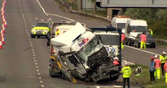 Kierowca ciężarówki, który przyczynił się do śmierci 8 osób na autostradzie M1 w Wielkiej Brytanii, został skazany na 14 lat więzienia. Drugi kierowca, który rozmawiając przez telefon komórkowy, najechał na auto osobowe i przygniótł je do ciężarówki, prowadzonej przez Polaka, został skazany na 40 miesięcy więzienia. Rodzina, która zginęła w tym tragicznym wypadku, jechała na wycieczkę do Disneylandu.