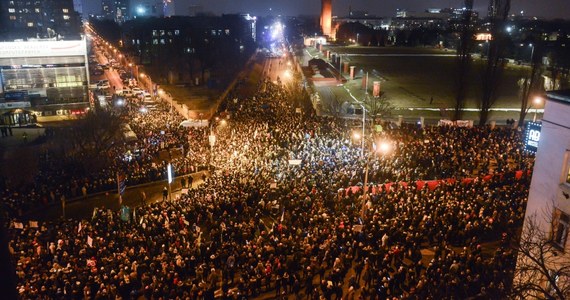 W całej Polsce miały miejsce protesty w ramach „Czarnego piątku”. Demonstrujący sprzeciwiali się zaostrzeniu przepisów prawa aborcyjnego, co przewiduje obywatelski projekt ustawy „Zatrzymaj aborcję”. Według szacunków stołecznego ratusza, w Warszawie w manifestacji wzięło udział blisko 55 tys. osób. 