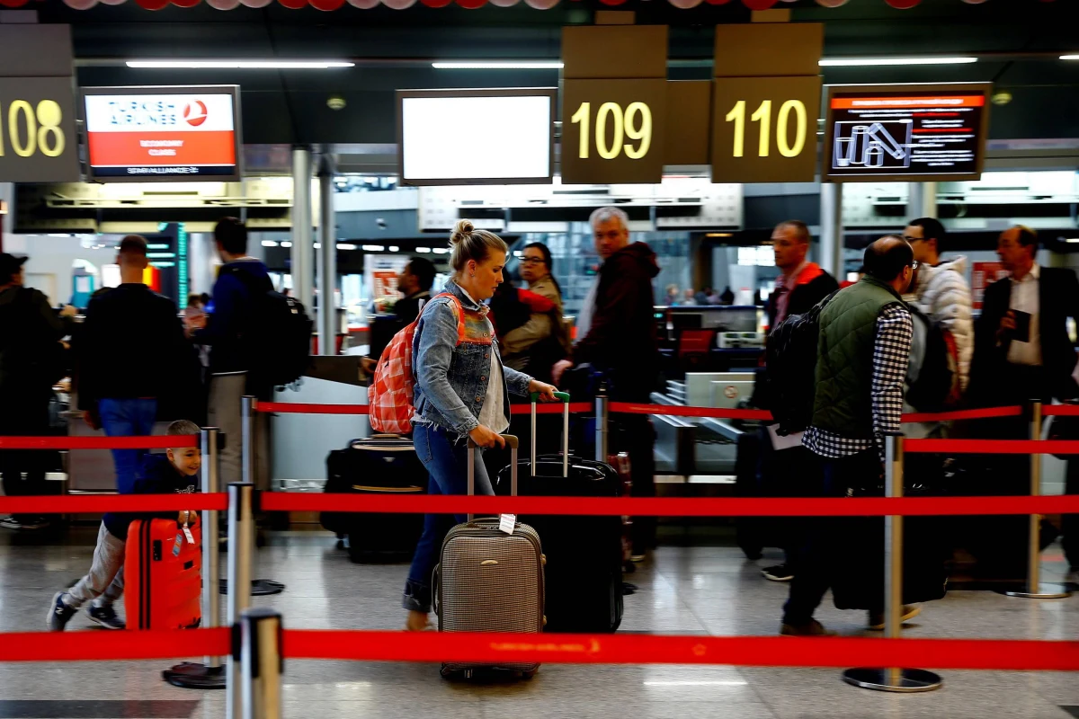 Kilkudziesięciu pasażerów samolotu Air France lecącego z Paryża do Sofii nie zostało po przylocie poddanych kontroli paszportowej. Do incydentu tego doszło w środę, co w piątek potwierdził minister spraw wewnętrznych Walentin Radew.