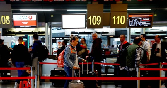 Kilkudziesięciu pasażerów samolotu Air France lecącego z Paryża do Sofii nie zostało po przylocie poddanych kontroli paszportowej. Do incydentu tego doszło w środę, co w piątek potwierdził minister spraw wewnętrznych Walentin Radew.