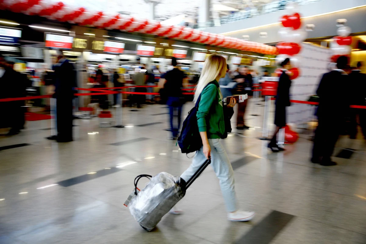Na lotnisku w Stuttgarcie, tuż przed odlotem do Lizbony samolotu ze 106 pasażerami, zatrzymano siedzącego za sterami maszyny drugiego pilota, gdyż był on pod wpływem alkoholu - poinformowała w piątek późnym wieczorem miejscowa policja.