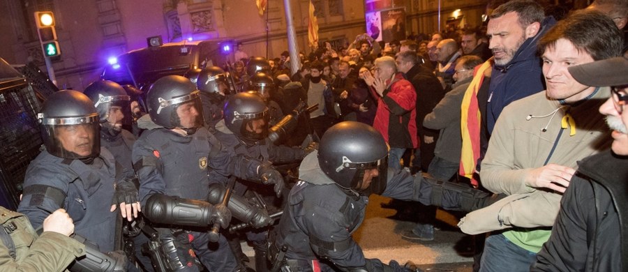 Ponad 20 demonstrantów odniosło obrażenia w starciach, do których doszło w piątek wieczorem w Barcelonie po decyzji hiszpańskiego Sądu Najwyższego o osadzeniu w areszcie pięciorga katalońskich polityków za ich rolę w próbie doprowadzenia do secesji regionu.
