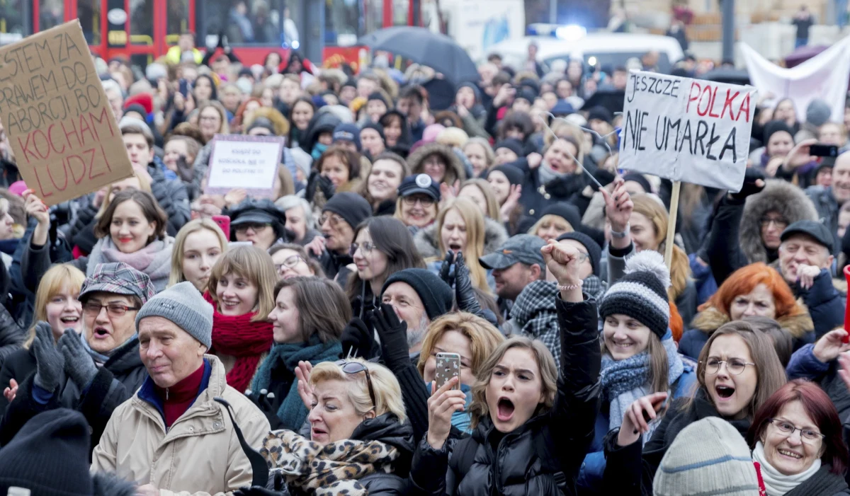 "Czarny protest przyciągnął ludzi, którzy uważają, że należy zabijać dzieci chore, niepełnosprawne z wadami, a nie próbować je ratować" - w tak mocnych słowach wiceminister kultury Jarosław Sellin skomentował piątkową manifestację przeciwników zaostrzenia prawa aborcyjnego. Według warszawskiego ratusza, w stolicy na ulice wyszło około 55 tysięcy osób. Demonstrujący sprzeciwiali się zaostrzeniu przepisów prawa aborcyjnego, co przewiduje obywatelski projekt ustawy "Zatrzymaj aborcję".