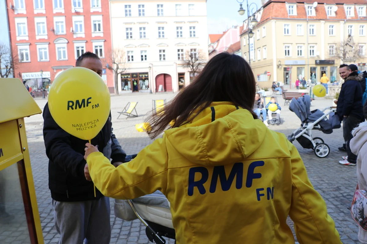 To tu powstawały legendarne radioodbiorniki "Diora". To tu mieszka i trenuje najszybszy w basenie na dystansie 50 metrów Polak. To z tego miejsca możemy ruszyć na podbój Gór Sowich. Dolnośląski Dzierżoniów był Twoim Miastem w Faktach RMF FM. Odwiedzając miasteczko warto wspiąć się także na średniowieczną wieżę ratusza, czy pospacerować w cieniu murów obronnych. 