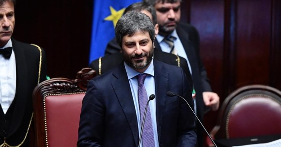 ​Roberto Fico z Ruchu Pięciu Gwiazd został przewodniczącym włoskiej Izby Deputowanych, czyli niższej izby parlamentu. Jego wyboru dokonano w drugim dniu pracy parlamentu XVIII kadencji, wybranego 4 marca.