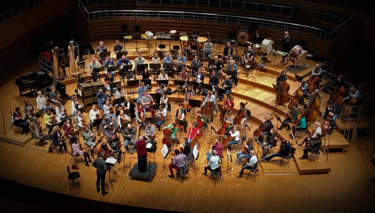 ​Ruchome ściany, opuszczany sufit czy specjalne amortyzatory - wszystko po to, by dźwięk brzmiał doskonale. Tajemnice Narodowego Forum Muzyki im. Witolda Lutosławskiego we Wrocławiu poznajemy w cyklu Twoje Niesamowite Miejsce w Faktach RMF FM. Powierzchnia użytkowa gmachu NFM wynosi ponad 35 tysięcy metrów kwadratowych. Kubatura to ponad 250 tysięcy metrów sześciennych. W budynku znajdują się cztery sale koncertowe, studio nagrań czy pomieszczenia konferencyjno-biurowe. Wnętrze głównej sali koncertowej można dowolnie modelować i to dosłownie.