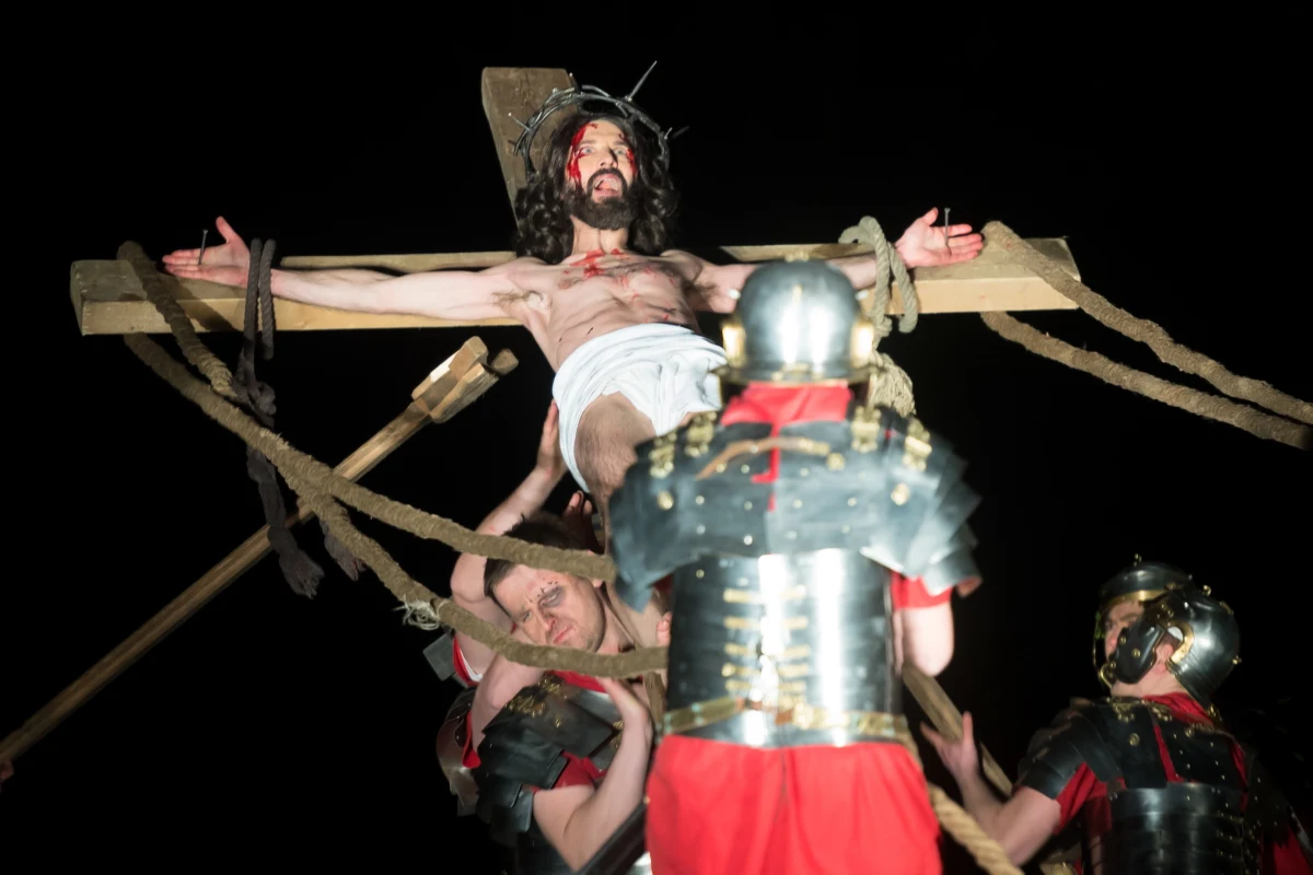 W poznańskiej Cytadeli zaprezentowano spektakl Misterium Męki Pańskiej. Widowisko, ukazujące ostatnie godziny z życia oraz śmierć i zmartwychwstanie Jezusa Chrystusa to - według organizatorów -największe plenerowe wydarzenie pasyjne w Europie. Przedsięwzięcie jest organizowane w Poznaniu - z przerwami - od 1998 roku. Spośród 200 wykonawców większość to aktorzy-amatorzy, którzy na co dzień pracują jako informatycy, bankowcy czy prawnicy.