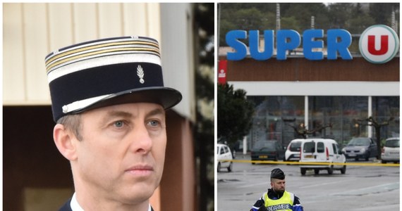 Francuski policjant Arnaud Beltrame, który na ochotnika zgłosił się na wymianę za zakładniczkę w Trebes, tuż przed śmiercią powiedział sakramentalne "tak" swojej ukochanej. 45-latek zmarł w sobotę w szpitalu od ran postrzałowych oraz zadanych mu nożem przez 26-letniego Redouane Lakdima. Terrorysta zabił w piątek też trzy inne osoby i ranił 16 w trzech atakach na południu Francji. W trakcie ostatniego ataku w Trebes wziął w sklepie zakładników. Policji udało się uwolnić większość z nich oprócz kobiety, którą 26-latek przetrzymywał jako żywą tarczę. To za nią oddał życie policjant-bohater.