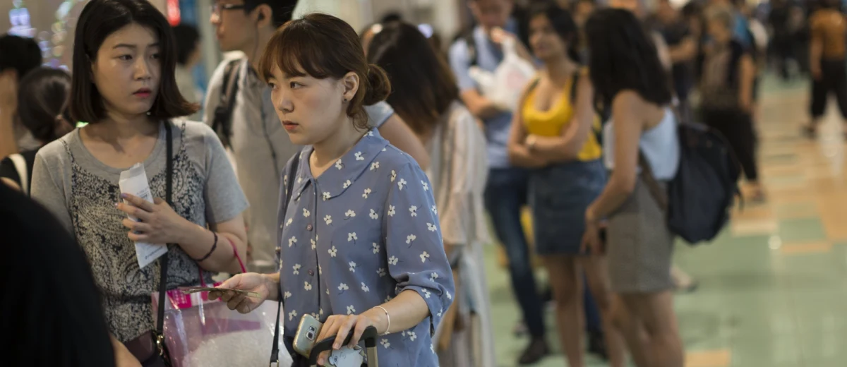 Południowokoreańska straż przybrzeżna uratowała wszystkich pasażerów i członków załogi promu, który osiadł na mieliźnie po uderzeniu w skałę u południowo zachodnich wybrzeży kraju. Co najmniej sześć osób zostało lekko rannych.