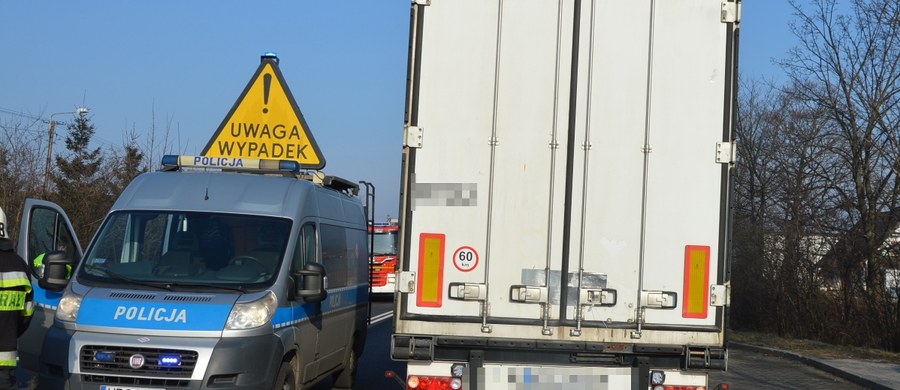 Tragedia w miejscowości Zawały koło Torunia w województwie kujawsko-pomorskim. Dwie osoby zginęły pod kołami tira, matka i jej 7-letni syn.