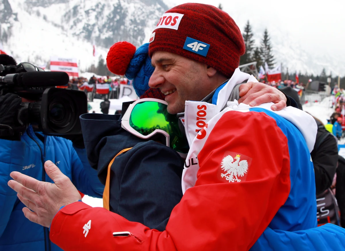 Prezes Polskiego Związku Narciarskiego Apoloniusz Tajner nie ukrywał, że trenującemu skoczków Stefanowi Horngacherowi oferował nową umowę na cztery lata. Austriak nalegał jednak na roczny kontrakt. "Stoją za tym powody prywatne" - tłumaczył. Umowa zawiera jednak klauzulę o możliwości jej przedłużenia na kolejne lata.