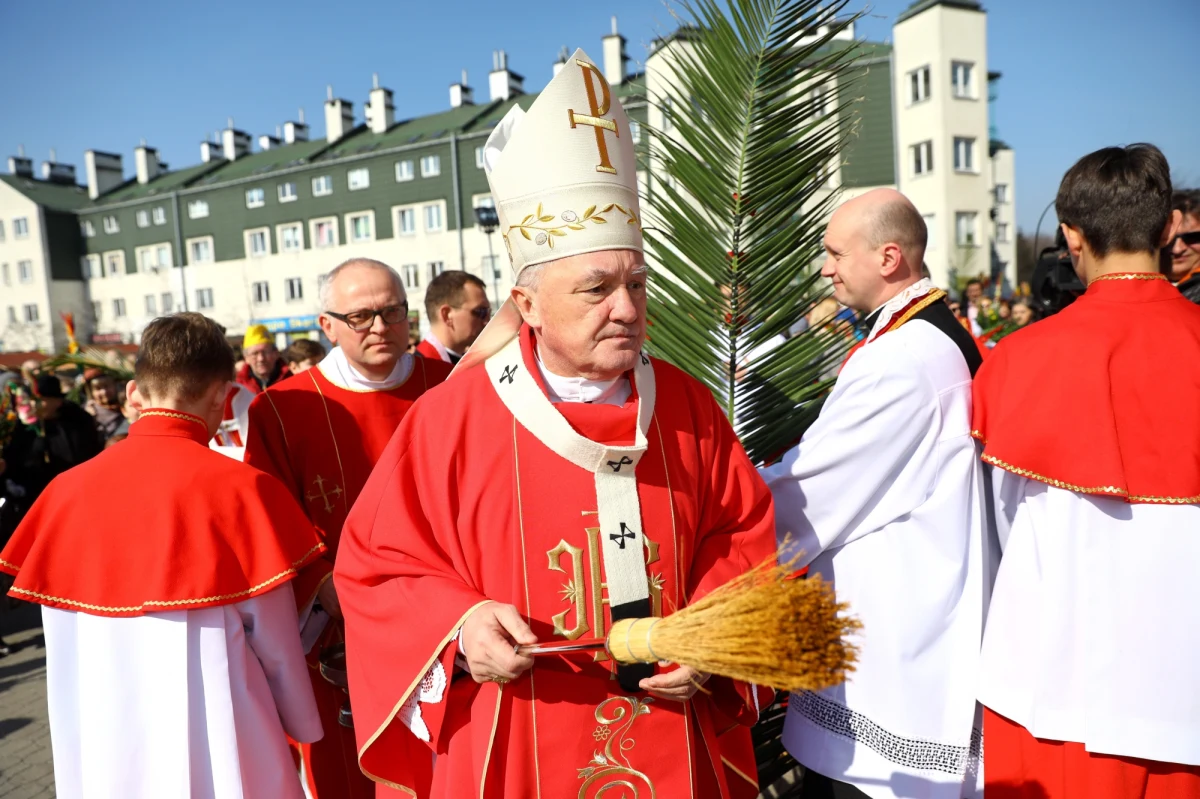 W parafiach wychodzą procesje z palmami, ludzie śpiewają radosne "Hosanna Synowi Dawidowemu", ale obok tych procesji są inne spotkania, gdzie padają złowrogie słowa przeciw życiu, przede wszystkim przeciw ochronie życia i wszystkim, którzy próbują życia bronić - mówił kardynał Kazimierz Nycz. Metropolita warszawski podczas mszy w Niedzielę Palmową w warszawskim kościele Wniebowstąpienia Pańskiego wskazał, że droga zbawienia - od Niedzieli Palmowej, od: Hosanna aż do: Ukrzyżuj - powtarza się w naszym życiu i powtarzała się przez wieki.
