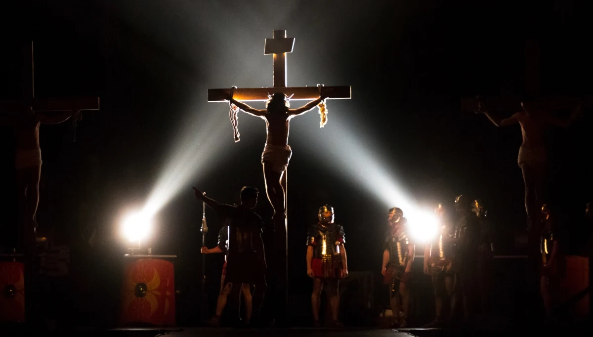 Jezus w Wieczerniku posłużył się żydowskimi obrzędami i ceremoniami paschalnymi, ale przemienił je i nadał im zupełnie nowy sens. W Starym Testamencie Bóg nakazywał, by Paschę jako ofiarę celebrować po wszystkie czasy. Judaizm rabiniczny odstąpił od tego nakazu. Dziś jest on wypełniany tylko w chrześcijaństwie - pisze na łamach najnowszego wydania tygodnika "Sieci" Grzegorz Górny.