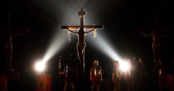 Jezus w Wieczerniku posłużył się żydowskimi obrzędami i ceremoniami paschalnymi, ale przemienił je i nadał im zupełnie nowy sens. W Starym Testamencie Bóg nakazywał, by Paschę jako ofiarę celebrować po wszystkie czasy. Judaizm rabiniczny odstąpił od tego nakazu. Dziś jest on wypełniany tylko w chrześcijaństwie - pisze na łamach najnowszego wydania tygodnika "Sieci" Grzegorz Górny.