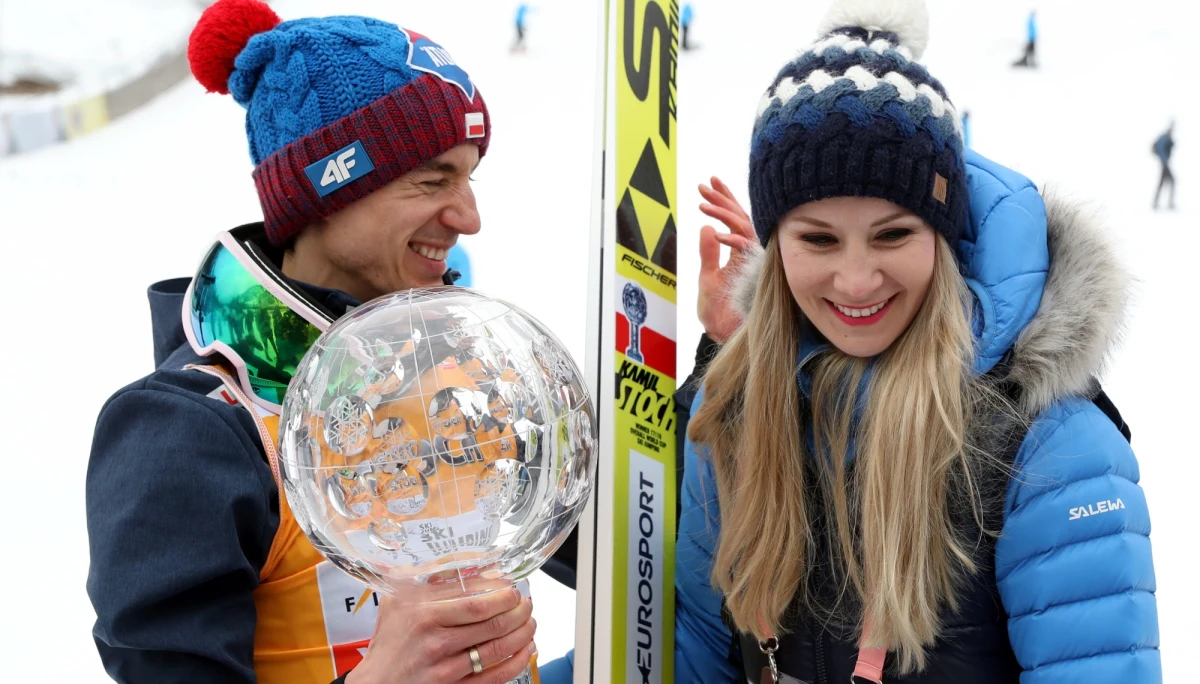 ​Tej zimy "król sezonu" Kamil Stoch zgarnął prawie wszystko - chwaliły zagraniczne media triumfatora niedzielnego konkursu Pucharu Świata w skokach narciarskich w Planicy. "Polski nadskoczek nie może już sam udźwignąć wszystkich swoich trofeów" - żartowano.