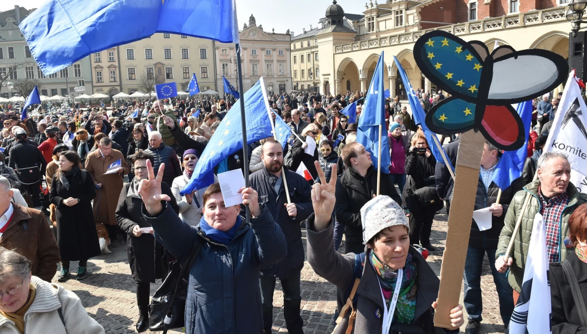 Z okazji 61. rocznicy podpisania Traktatów Rzymskich, które były podwalinami Unii Europejskiej, w kilku miastach Polski członkowie KOD-u demonstrowali poparcie dla członkostwa Polski w UE. Wspólnym punktem manifestacji było odśpiewanie "Ody do radości".