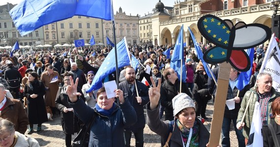 Z okazji 61. rocznicy podpisania Traktatów Rzymskich, które były podwalinami Unii Europejskiej, w kilku miastach Polski członkowie KOD-u demonstrowali poparcie dla członkostwa Polski w UE. Wspólnym punktem manifestacji było odśpiewanie "Ody do radości".