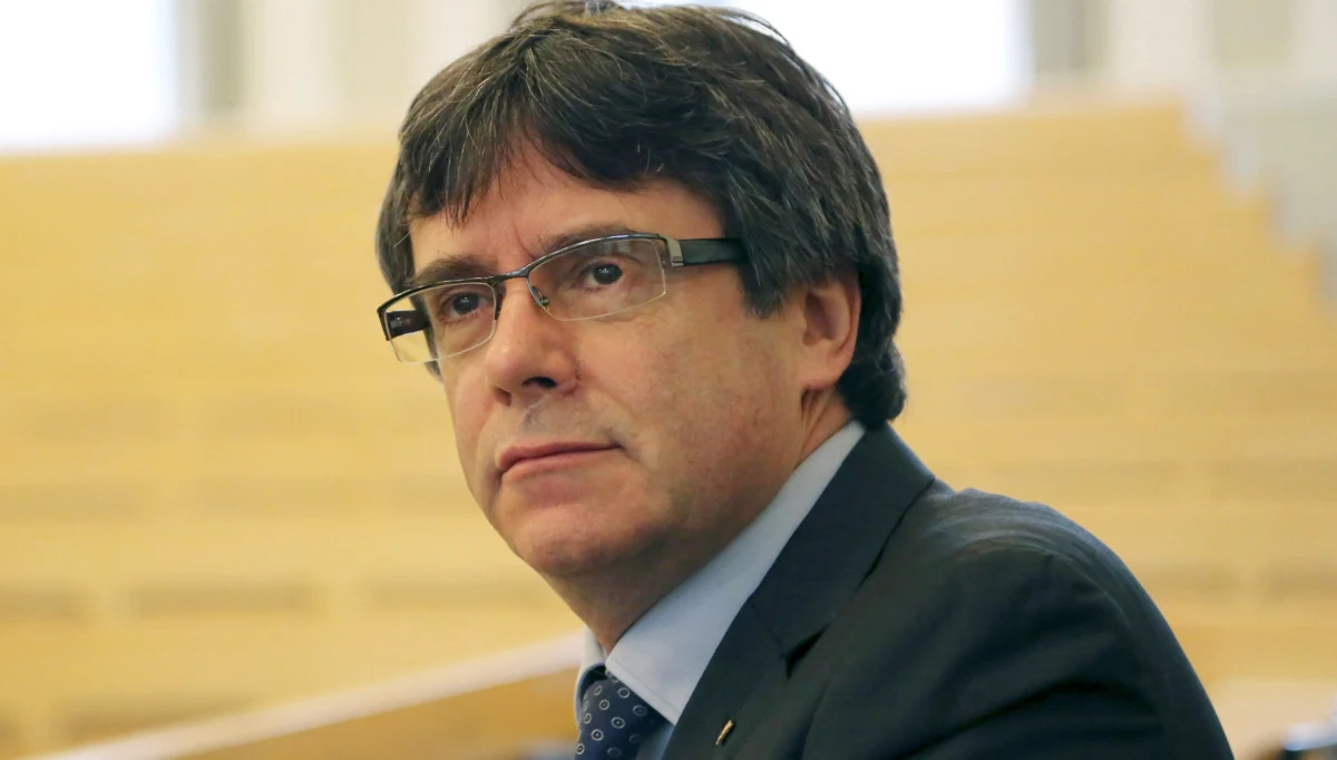 Decyzję, czy były szef rządu Katalonii Carles Puigdemont, zatrzymany w niedzielę w Niemczech, a poszukiwany przez Hiszpanię, zostanie umieszczony w areszcie, niemiecki sąd podejmie zapewne w poniedziałek.