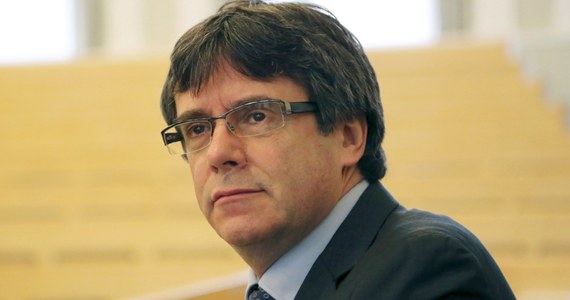 Decyzję, czy były szef rządu Katalonii Carles Puigdemont, zatrzymany w niedzielę w Niemczech, a poszukiwany przez Hiszpanię, zostanie umieszczony w areszcie, niemiecki sąd podejmie zapewne w poniedziałek.