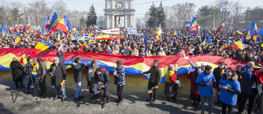 Ponad 20 tys. osób, w tym były prezydent Rumunii Traian Basescu, manifestowało w niedzielę w stolicy Mołdawii Kiszyniowie, wzywając do rumuńsko-mołdawskiego zjednoczenia w setną rocznicę połączenia Besarabii z Rumunią.