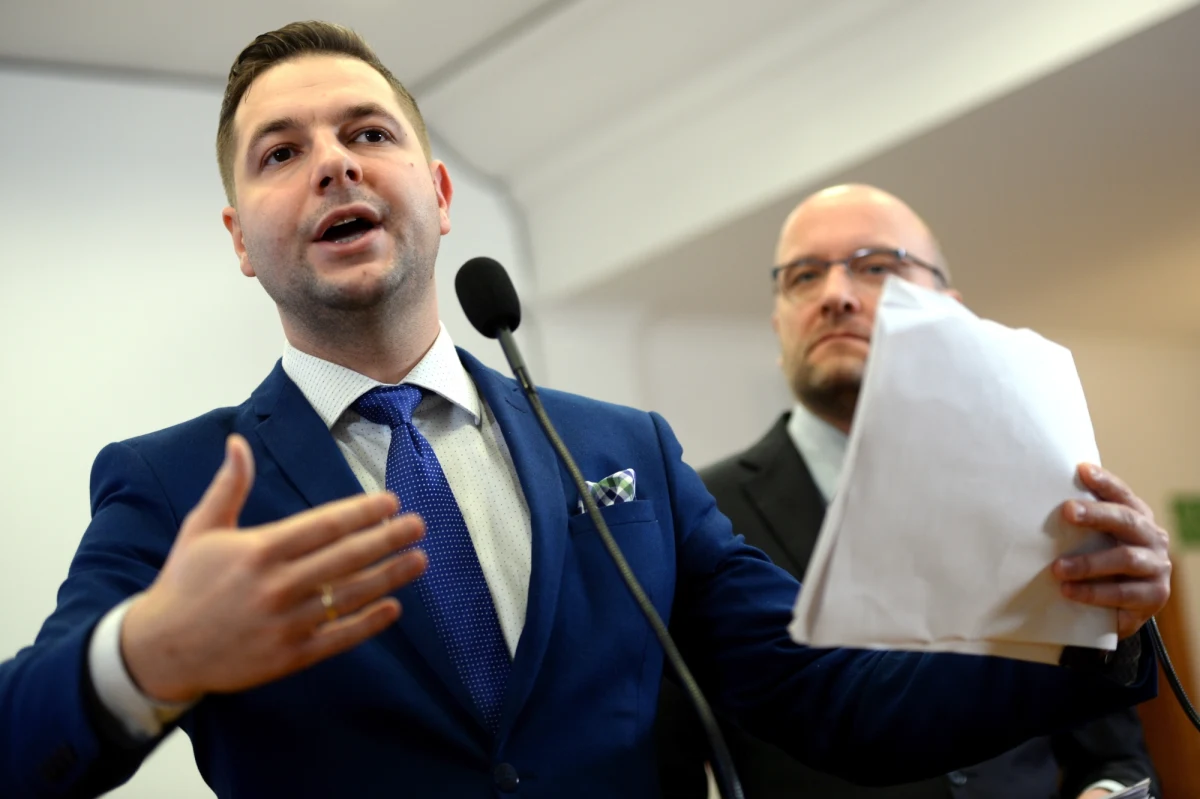 Ministerstwo Sprawiedliwości ma już gotowe nowe analizy prawne ws. ustawy reprywatyzacyjnej – ustalił reporter RMF FM Mariusz Piekarski. Opinii zażądał premier Mateusz Morawiecki, kiedy w połowie lutego, ustawa trafiła do szuflady. Projekt zakłada zwrot od 20 do 25 procent wartości odebranej nieruchomości. Warunek jest jednak taki, że zwrot mogą dostać tylko obywatele Polski. 
