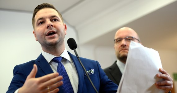 Ministerstwo Sprawiedliwości ma już gotowe nowe analizy prawne ws. ustawy reprywatyzacyjnej – ustalił reporter RMF FM Mariusz Piekarski. Opinii zażądał premier Mateusz Morawiecki, kiedy w połowie lutego, ustawa trafiła do szuflady. Projekt zakłada zwrot od 20 do 25 procent wartości odebranej nieruchomości. Warunek jest jednak taki, że zwrot mogą dostać tylko obywatele Polski. 
