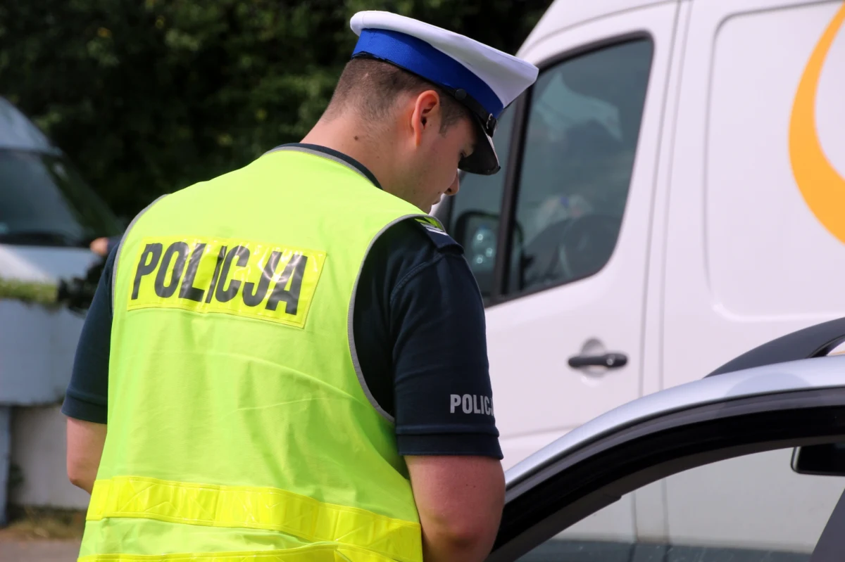 Jedna osoba została ranna w poniedziałek rano, gdy samochód wjechał w przystanek autobusowy na Powiślu w Warszawie. Do wypadku doszło przy wyjeździe na most Świętokrzyski. 