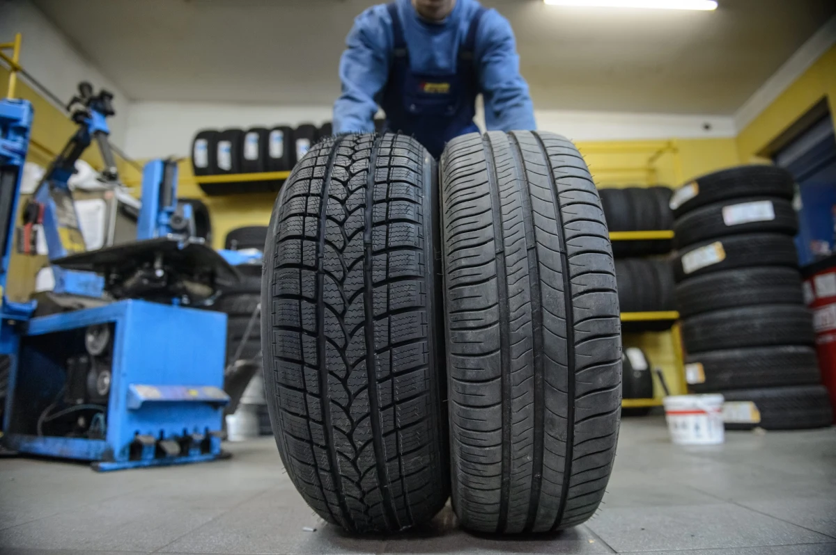Na początku wiosny tradycyjnie rosną kolejki do serwisów wymiany opon. Wulkanizatorzy podkreślają, że na oponach nie powinniśmy oszczędzać, bo mają one duży wpływ na bezpieczeństwo. Dobra opona jest przede wszystkim markowa i nieużywana. Co jeszcze powinniśmy wiedzieć?
