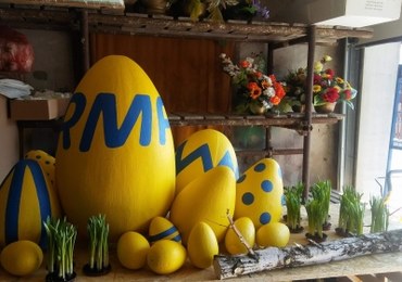 W Krakowie ruszyły targi wielkanocne: Koszyki, palmy, pisanki