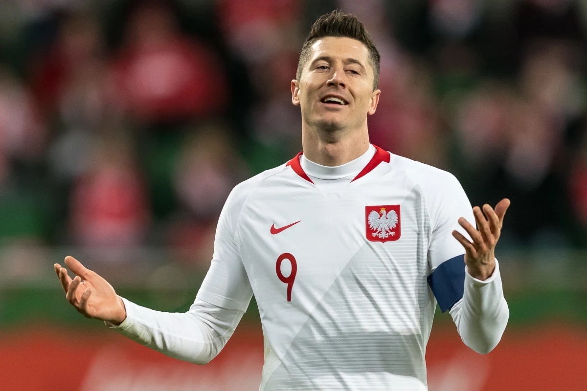 Karl-Heinz Rummenigge zapewnia, że piłkarz reprezentacji Polski Robert Lewandowski latem nie odejdzie z Bayernu Monachium. "Na sto procent pozostanie z nami. Mogę się o to założyć" - powiedział szef mistrza Niemiec na łamach magazynu "Kicker". Ostatnio coraz głośniej mówi się o ewentualnym transferze "Lewego" do Realu Madryt.