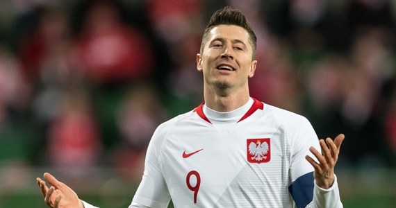 Karl-Heinz Rummenigge zapewnia, że piłkarz reprezentacji Polski Robert Lewandowski latem nie odejdzie z Bayernu Monachium. "Na sto procent pozostanie z nami. Mogę się o to założyć" - powiedział szef mistrza Niemiec na łamach magazynu "Kicker". Ostatnio coraz głośniej mówi się o ewentualnym transferze "Lewego" do Realu Madryt.