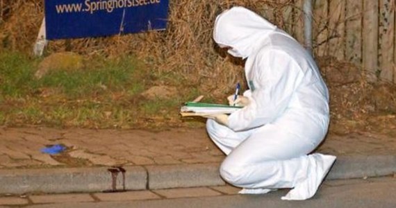 24-letnia kobieta jest w stanie krytycznym po tym, jak w sobotę wieczorem została pchnięta nożem na ulicy w miasteczku Grossburgwedel koło Hanoweru na północnym zachodzie Niemiec. Jest w szpitalu w stanie śpiączki farmakologicznej. Kobieta została pchnięta nożem w brzuch przez 17-letniego syryjskiego uchodźcę.  
