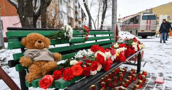 Jeden z ochroniarzy zatrudniony w centrum handlowym w Kemerowie na Syberii wyłączył w budynku alarm przeciwpożarowy. Ponadto zablokowane były wyjścia awaryjne – poinformowali rosyjscy śledczy. W pożarze zginęły 64 osoby, kilkadziesiąt kolejnych jest w szpitalach. W obwodzie kemerowskim ogłoszono trzydniową żałobę.