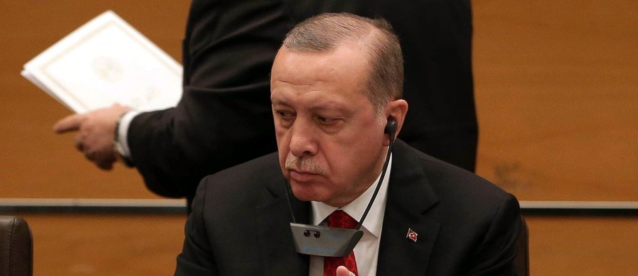 Turcja zwróci się do Unii Europejskiej o zniesieniu wszelkich przeszkód na drodze do przyznania jej członkostwa. Akcesja pozostaje dla kraju "celem strategicznym" - oświadczył prezydent Recep Tayyip Erdogan przed wylotem na szczyt Turcja-UE.