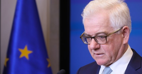 Minister spraw zagranicznych Jacek Czaputowicz poinformował, że Polska zdecydowała o wydaleniu 4 rosyjskich dyplomatów. Dziennikarz RMF FM dowiedział się nieoficjalnie, że dwaj wydaleni z Polski Rosjanie byli oficerami prowadzącymi zatrzymanego przez ABW urzędnika ministerstwa energii. "Nasza decyzja to wyraz solidarności Polski z Wielką Brytanią. Wyrażamy satysfakcję, że nasza odpowiedź jest częścią szerszej reakcji społeczności międzynarodowej" – oświadczył na konferencji prasowej szef polskiej dyplomacji. To polska odpowiedź na wydarzenia z początku marca w Salisbury w Wielkiej Brytanii. Chodzi o zatrucie Siergieja Skripala - byłego pułkownika rosyjskiego wywiadu wojskowego GRU, który w przeszłości był skazany w Rosji za szpiegostwo na rzecz Wielkiej Brytanii - oraz towarzyszącej mu córki Julii. W toku śledztwa odkryto, że zostali zatruci bronią chemiczną typu nowiczok, która była produkowana na terenach Związku Radzieckiego. W ramach sankcji dyplomatycznych Wielka Brytania wydaliła wcześniej ze swojego terytorium 23 rosyjskich dyplomatów.