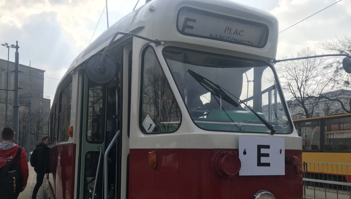 ​Podróż w czasie czeka dziś popołudniu pasażerów tramwajów w Warszawie. Dokładnie 110 lat temu, 26 marca na tory w stolicy wyjechał pierwszy tramwaj elektryczny. Z tej okazji w godzinach szczytu mieszkańców Warszawy wożą dziś tramwaje w stylu retro.