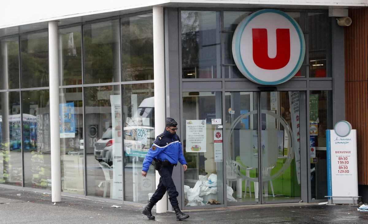 40-letnia Julia przez ponad godzinę była przetrzymywana przez terrorystę w supermarkecie w Trebes na południu Francji. Radouane Lakdim używał jej jako żywej tarczy. Przez godzinę celował w jej głowę pistoletem. To za Julię na ochotnika na wymianę zgłosił się policjant, okrzyknięty przez media na cały świecie bohaterem. Arnaud Beltrame zmarł później w szpitalu od ran postrzałowych oraz ran zadanych nożem. 